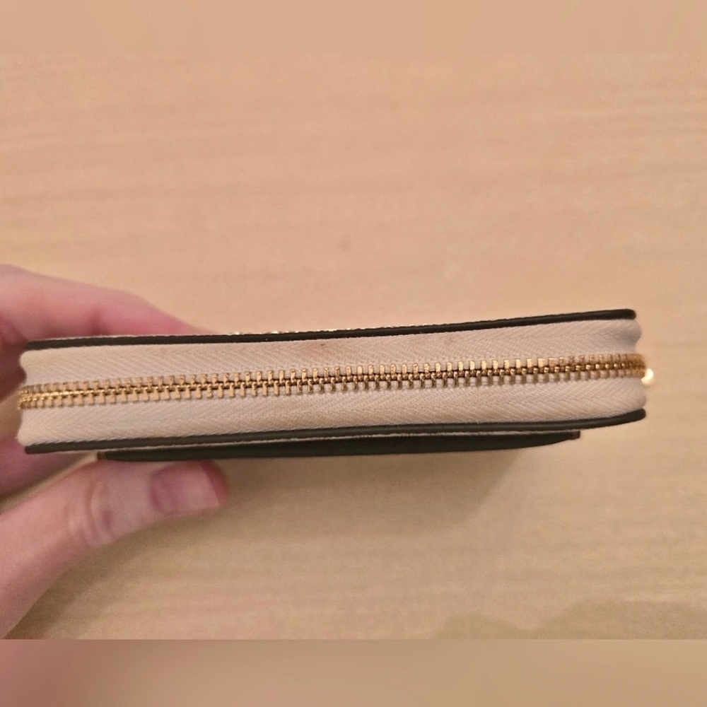 Michael Kors Monogram Wallet EUC - Picture 4 of 7
